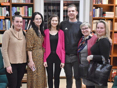 Wieczór autorski poezji Angeliki Daukszy z Sulęcina.
Autorka z gośćmi podczas premiery książki.