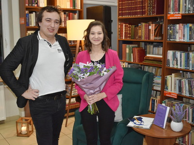 Wieczór autorski poezji Angeliki Daukszy z Sulęcina.
Autorka z gośćmi podczas premiery książki.