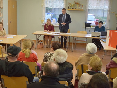Wybory sołtysa i rady sołeckiej w Miechowie. 
Na zdjęciu mieszkańcy Gminy Sulęcin podczas wyborów.