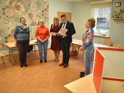 Wybory sołtysa i rady sołeckiej w Miechowie. Burmistrz wraz z Zastępcą Burmistrza wręczający podziękowania.