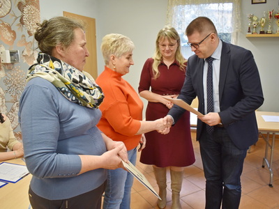 Wybory sołtysa i rady sołeckiej w Miechowie. Burmistrz wraz z Zastępcą Burmistrza wręczający podziękowania.