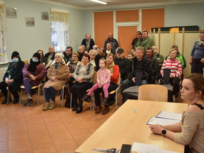 Wybory sołtysa i rady sołeckiej w Miechowie. 
Na zdjęciu mieszkańcy Miechowa podczas wyborów.