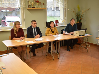 Wybory sołtysa i rady sołeckiej w Miechowie. 
Na zdjęciu Zastępca Burmistrza, Burmistrz, mieszkanka Miechowa oraz Sekretarz Gminy podczas wyborów.