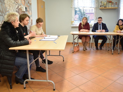 Wybory sołtysa i rady sołeckiej w Miechowie. 
Na zdjęciu mieszkańcy Gminy Sulęcin podczas wyborów.