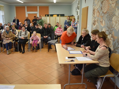 Wybory sołtysa i rady sołeckiej w Miechowie. 
Na zdjęciu mieszkańcy Miechowa podczas wyborów.