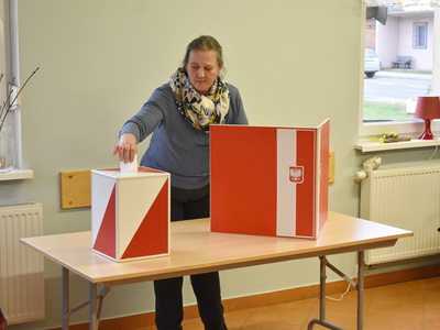 Wybory sołtysa i rady sołeckiej w Miechowie.
Mieszkańcy Miechowa oddający głosy przy urnie wyborczej. 