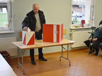 Wybory sołtysa i rady sołeckiej w Miechowie.
Mieszkańcy Miechowa oddający głosy przy urnie wyborczej. 