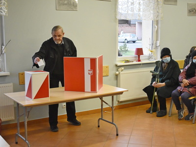 Wybory sołtysa i rady sołeckiej w Miechowie.
Mieszkańcy Miechowa oddający głosy przy urnie wyborczej. 