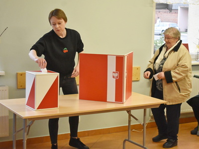 Wybory sołtysa i rady sołeckiej w Miechowie.
Mieszkańcy Miechowa oddający głosy przy urnie wyborczej. 
