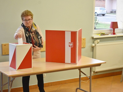 Wybory sołtysa i rady sołeckiej w Miechowie.
Mieszkańcy Miechowa oddający głosy przy urnie wyborczej. 