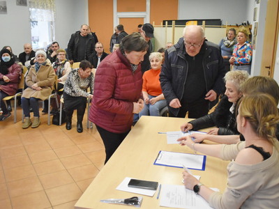 Wybory sołtysa i rady sołeckiej w Miechowie. 
Na zdjęciu mieszkańcy Gminy Sulęcin podczas wyborów.