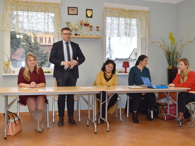 Wybory sołtysa i rady sołeckiej w Miechowie. 
Na zdjęciu mieszkańcy Gminy Sulęcin podczas wyborów.