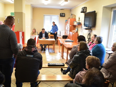 Wybory sołtysa i rady sołeckiej w Brzeźnie.
Mieszkańcy Gminy Sulęcin podczas wyborów.