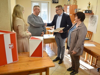 Wybory sołtysa i rady sołeckiej w Brzeźnie.
Burmistrz oraz Zastępca Burmistrza wręczający podziękowania. 