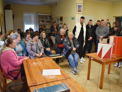 Wybory sołtysa i rady sołeckiej w Brzeźnie.
Mieszkańcy Gminy Sulęcin podczas wyborów.