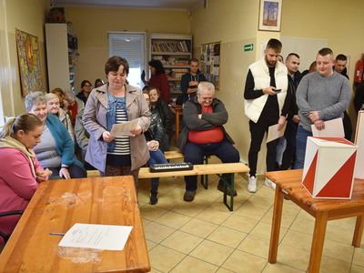 Wybory sołtysa i rady sołeckiej w Brzeźnie.
Mieszkańcy Gminy Sulęcin podczas wyborów.