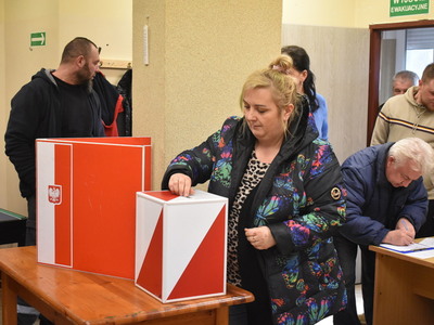 Wybory sołtysa i rady sołeckiej w Brzeźnie.
Mieszkańcy Brzeźna oddający głosy przy urnie wyborczej. 