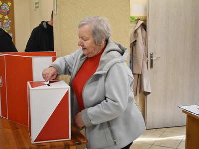 Wybory sołtysa i rady sołeckiej w Brzeźnie.
Mieszkańcy Brzeźna oddający głosy przy urnie wyborczej. 