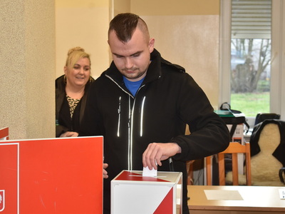 Wybory sołtysa i rady sołeckiej w Brzeźnie.
Mieszkańcy Brzeźna oddający głosy przy urnie wyborczej. 