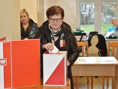 Wybory sołtysa i rady sołeckiej w Brzeźnie.
Mieszkańcy Brzeźna oddający głosy przy urnie wyborczej. 