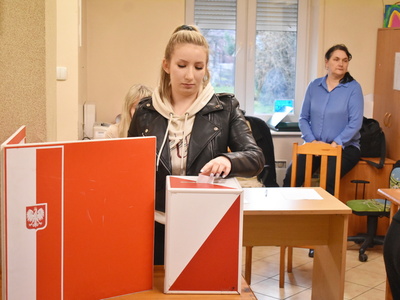 Wybory sołtysa i rady sołeckiej w Brzeźnie.
Mieszkańcy Brzeźna oddający głosy przy urnie wyborczej. 