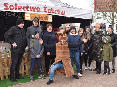 XIII Polsko-Niemiecki Jarmark Koguci w Sulęcinie.
Stoisko Sołectwa Żubrów wraz z prowadzącymi stoisko oraz mieszkańcami Gminy Sulęcin.