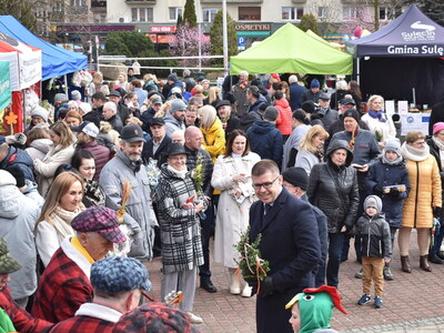 XIII Polsko-Niemiecki Jarmark Koguci w Sulęcinie.
Burmistrz Sulęcina z mieszkańcami oraz gośćmi Gminy Sulęcin podczas Polsko - Niemieckiego Jarmarku Koguciego.