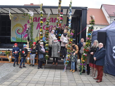 XIII Polsko-Niemiecki Jarmark Koguci w Sulęcinie.
Zdjęcie przy scenie z mieszkańcami Gminy biorącymi udział w konkursie,
palmami oraz nagrodami za wygraną w konkursie na "Najdłuższą Palmę Wielkanocną"