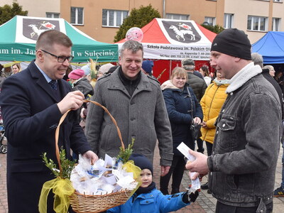 XIII Polsko-Niemiecki Jarmark Koguci w Sulęcinie.
Burmistrz Sulęcina z Burmistrzem Friedland wręczający upominki.
