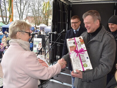 XIII Polsko-Niemiecki Jarmark Koguci w Sulęcinie.
Na pierwszym planie Burmistrz Friedland wręczający nagrodę dla mieszkanki Gmny Sulęcin.
Na drugim planie Burmistrz Sulęcina wraz z tłumaczem.