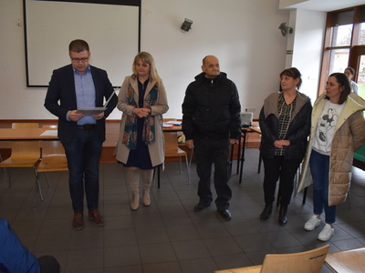 Wybory sołtysa i rady sołeckiej w Trzemesznie Lubuskim.
Na zdjęciu Pan Burmistrz z Panią Burmistrz oraz ustępujący sołtys Jerzy Koza z nowo wybraną sołtys Bożeną Dudarz.