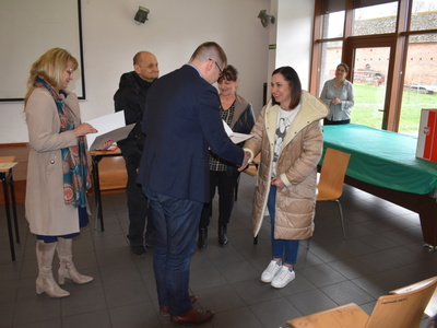 Wybory sołtysa i rady sołeckiej w Trzemesznie Lubuskim.
Pan Burmistrz wraz z Panią Burmistrz wręczający podziękowania dla sołtysa oraz członków rady sołeckiej.