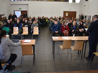 Wybory sołtysa i rady sołeckiej w Trzemesznie Lubuskim.
Na pierwszym planie przy stołach Pani Sekretarz wraz z Panem Burmistrzem.
Na drugim planie mieszkańcy Trzemeszna Lubuskiego.