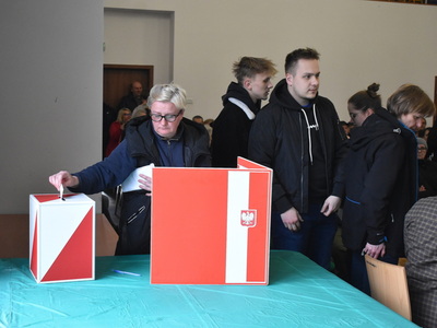 Wybory sołtysa i rady sołeckiej w Trzemesznie Lubuskim.
Mieszkańcy Trzemeszna Lubuskiego oddający głosy przy urnie wyborczej.