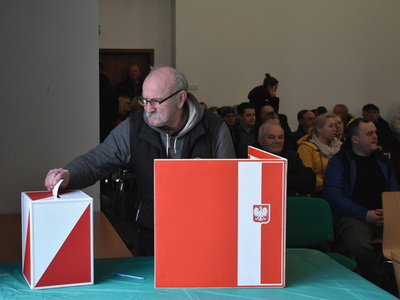 Wybory sołtysa i rady sołeckiej w Trzemesznie Lubuskim.
Mieszkańcy Trzemeszna Lubuskiego oddający głosy przy urnie wyborczej.