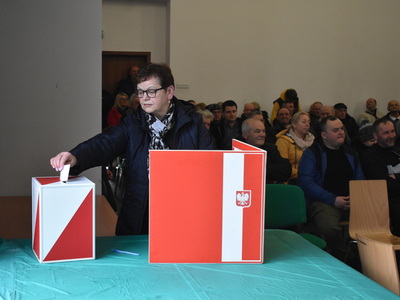 Wybory sołtysa i rady sołeckiej w Trzemesznie Lubuskim.
Mieszkańcy Trzemeszna Lubuskiego oddający głosy przy urnie wyborczej.