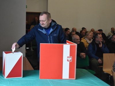 Wybory sołtysa i rady sołeckiej w Trzemesznie Lubuskim.
Mieszkańcy Trzemeszna Lubuskiego oddający głosy przy urnie wyborczej.