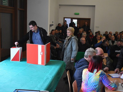 Wybory sołtysa i rady sołeckiej w Trzemesznie Lubuskim.
Mieszkańcy Trzemeszna Lubuskiego oddający głosy przy urnie wyborczej.