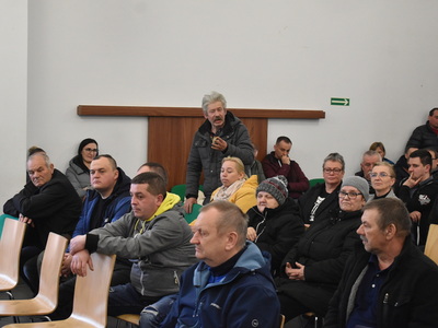 Wybory sołtysa i rady sołeckiej w Trzemesznie Lubuskim.
Na zdjęciu mieszkańcy Trzemeszna Lubuskiego podczas wyborów sołtysa i rady sołeckiej.
