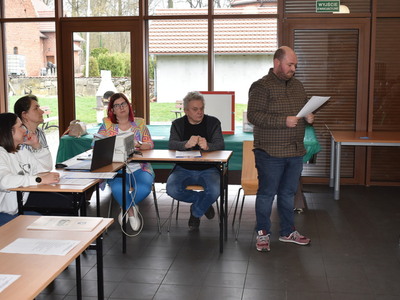 Wybory sołtysa i rady sołeckiej w Trzemesznie Lubuskim.
Mieszkaniec Trzemeszna Lubuskiego ogłaszający wyniki głosowania. 