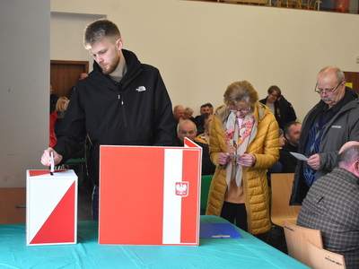 Wybory sołtysa i rady sołeckiej w Trzemesznie Lubuskim.
Mieszkańcy Trzemeszna Lubuskiego oddający głosy przy urnie wyborczej.