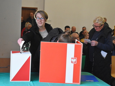 Wybory sołtysa i rady sołeckiej w Trzemesznie Lubuskim.
Mieszkańcy Trzemeszna Lubuskiego oddający głosy przy urnie wyborczej.