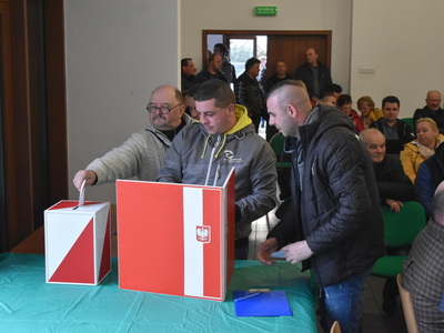 Wybory sołtysa i rady sołeckiej w Trzemesznie Lubuskim.
Mieszkańcy Trzemeszna Lubuskiego oddający głosy przy urnie wyborczej.