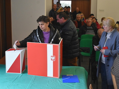 Wybory sołtysa i rady sołeckiej w Trzemesznie Lubuskim.
Mieszkańcy Trzemeszna Lubuskiego oddający głosy przy urnie wyborczej.