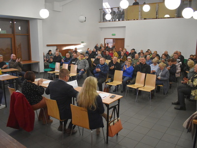 Wybory sołtysa i rady sołeckiej w Trzemesznie Lubuskim.
Na pierwszym planie zastępca Burmistrza, Burmistrz oraz przewodnicząca zebrania.
Na drugim planie mieszkańcy Trzemeszna Lubuskiego.