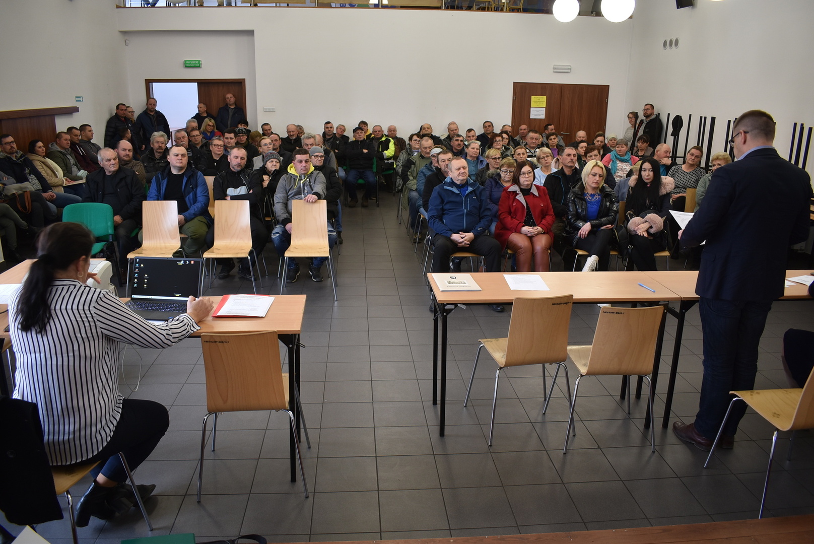 Wybory sołtysa i rady sołeckiej w Trzemesznie Lubuskim.
Na pierwszym planie przy stołach Pani Sekretarz wraz z Panem Burmistrzem.
Na drugim planie mieszkańcy Trzemeszna Lubuskiego.