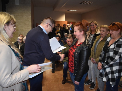 Wybory sołtysa i rady sołeckiej w Rychliku.
Burmistrz wręczający podziękowania. 