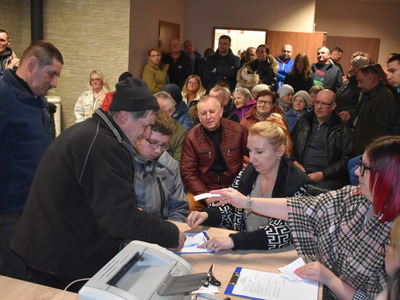 Wybory sołtysa i rady sołeckiej w Rychliku.
Mieszkańcy Gminy Sulęcin podczas wyborów.