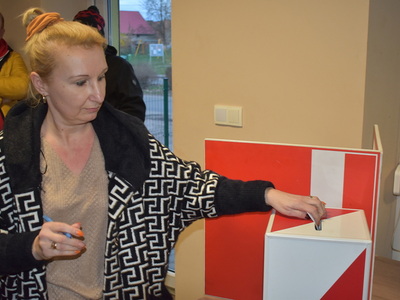 Wybory sołtysa i rady sołeckiej w Rychliku.
Mieszkańcy Rychlika oddający głosy przy urnie wyborczej. 