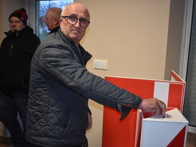 Wybory sołtysa i rady sołeckiej w Rychliku.
Mieszkańcy Rychlika oddający głosy przy urnie wyborczej. 